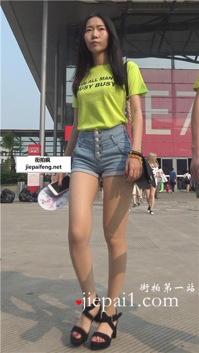 4k-chinajoy展会现场外偶遇长腿热裤高跟鞋小清新美女