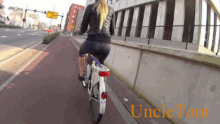 骑自行车的黑色紧身氨纶裤女孩[MP4/183M]