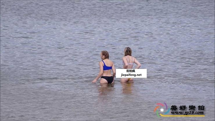 沙滩两个比基尼年轻妹子性感圆翘臀[MP4/264M] 
