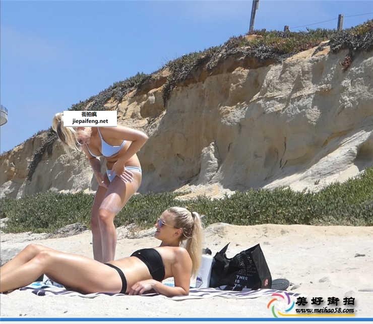 沙滩享受日光浴的两个比基尼金发美眉性感长腿丰臀[MP4/889M]