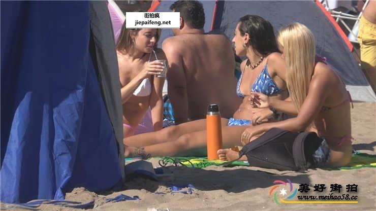 沙滩享受日光浴的两个比基尼洋妞性感翘臀[MP4/213M]