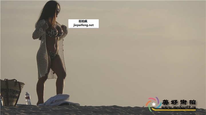 海滩拍照的比基尼长发美女极品身材翘臀[MP4/94M]