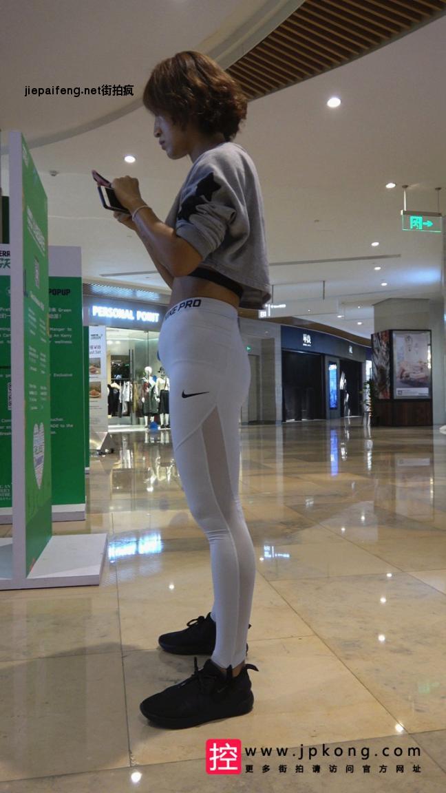 [紧身裤] 4K-商场白色瑜伽裤极品丰满前三角圆臀美女第2季[1.23G/MP4]