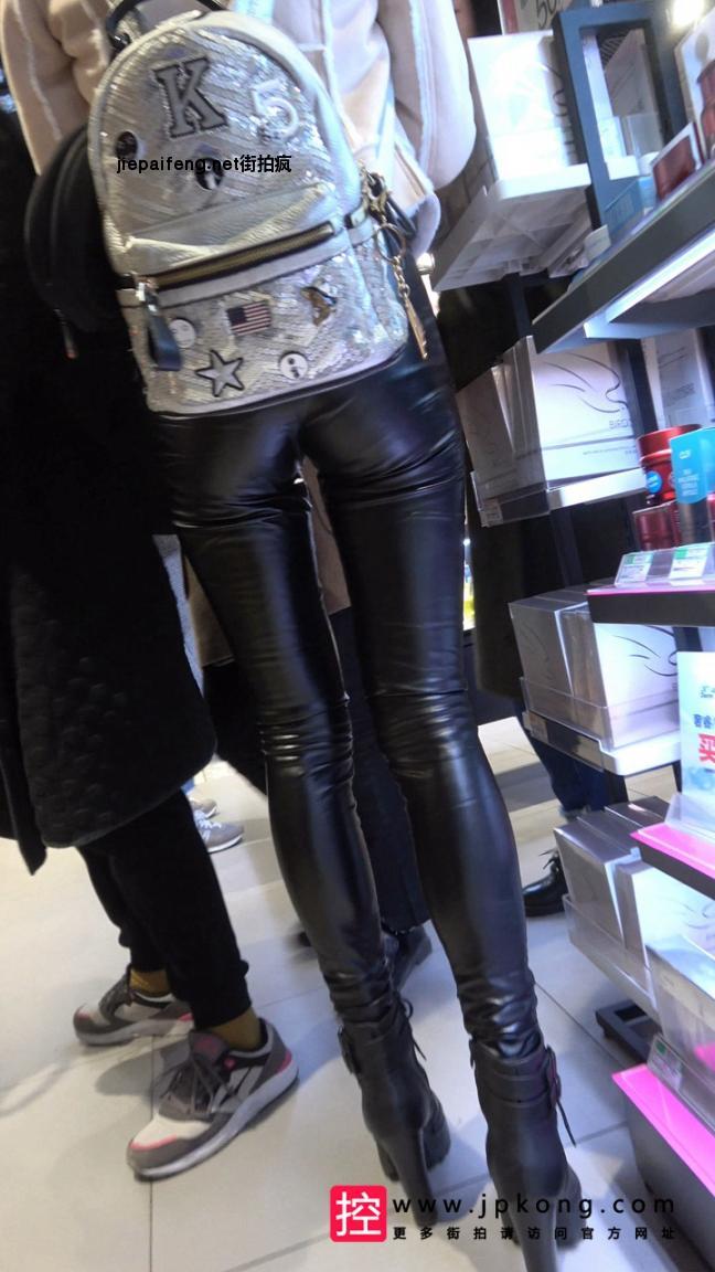 [皮裤] 4K-超市购物的黑色皮裤长发美女[863M/MP4]