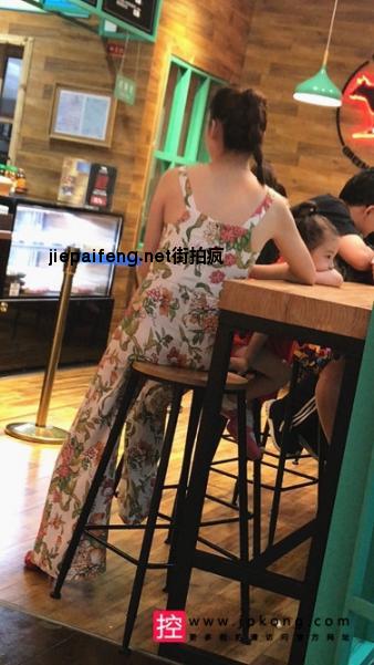 [长裙] 4K-快餐店紧身连衣花裤漂亮贵妇[4.3G/MOV]