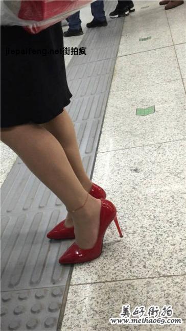 【醉爱作品】地铁拍摄红色高跟肉色丝袜漂亮美少妇[MOV/367M]