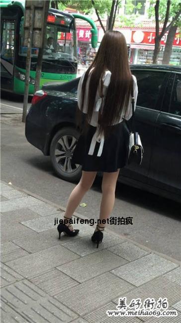 【醉爱作品】街拍肉色丝袜黑色短裙高跟长发没弄好[MOV/123M]