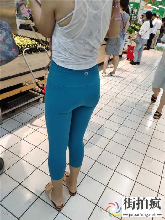 商场购物的蓝色瑜伽裤美腿翘臀妹子[MP4/558M]
