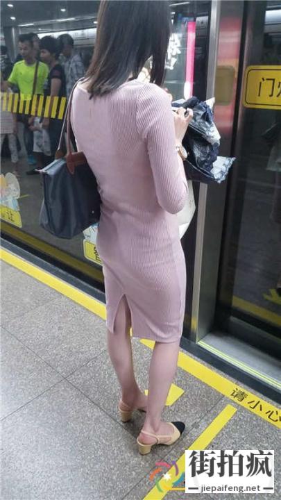 地铁站跟拍紧身连衣包臀短裙高跟OL美眉极品身材[MP4/597M]