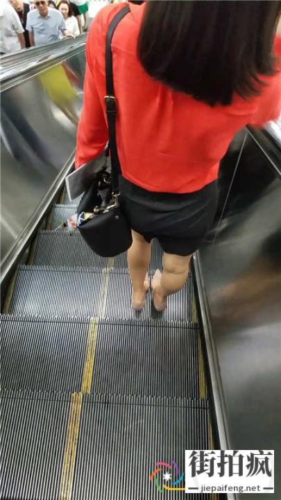 地铁站跟拍灰色包臀短裙高跟OL美女极品身材[MP4/242M]