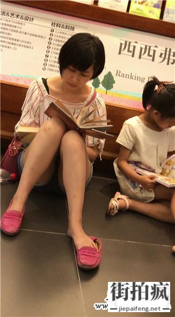 4K-书店坐姿看书的短发漂亮美少妇[MP4/995]