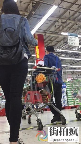 超市购物的黑紧裤丰臀美眉[715M]
