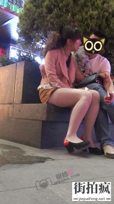 [巴神大师] 步行街石椅上的一对情侣深情亲吻[869M/M2TS]