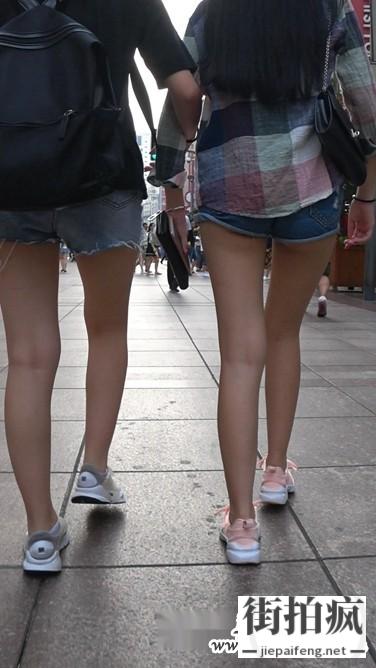 两位学妹逛街，尽显滑嫩热裤美腿[1.33G]