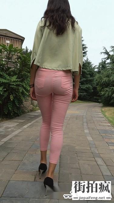 粉红色紧身裤高挑模特表演猫步[MP4/107M]