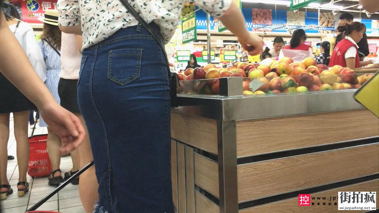 [长裙] 超市买水果的紧绷蓝色包臀牛仔长裙成熟美眉[367M/MOV] 