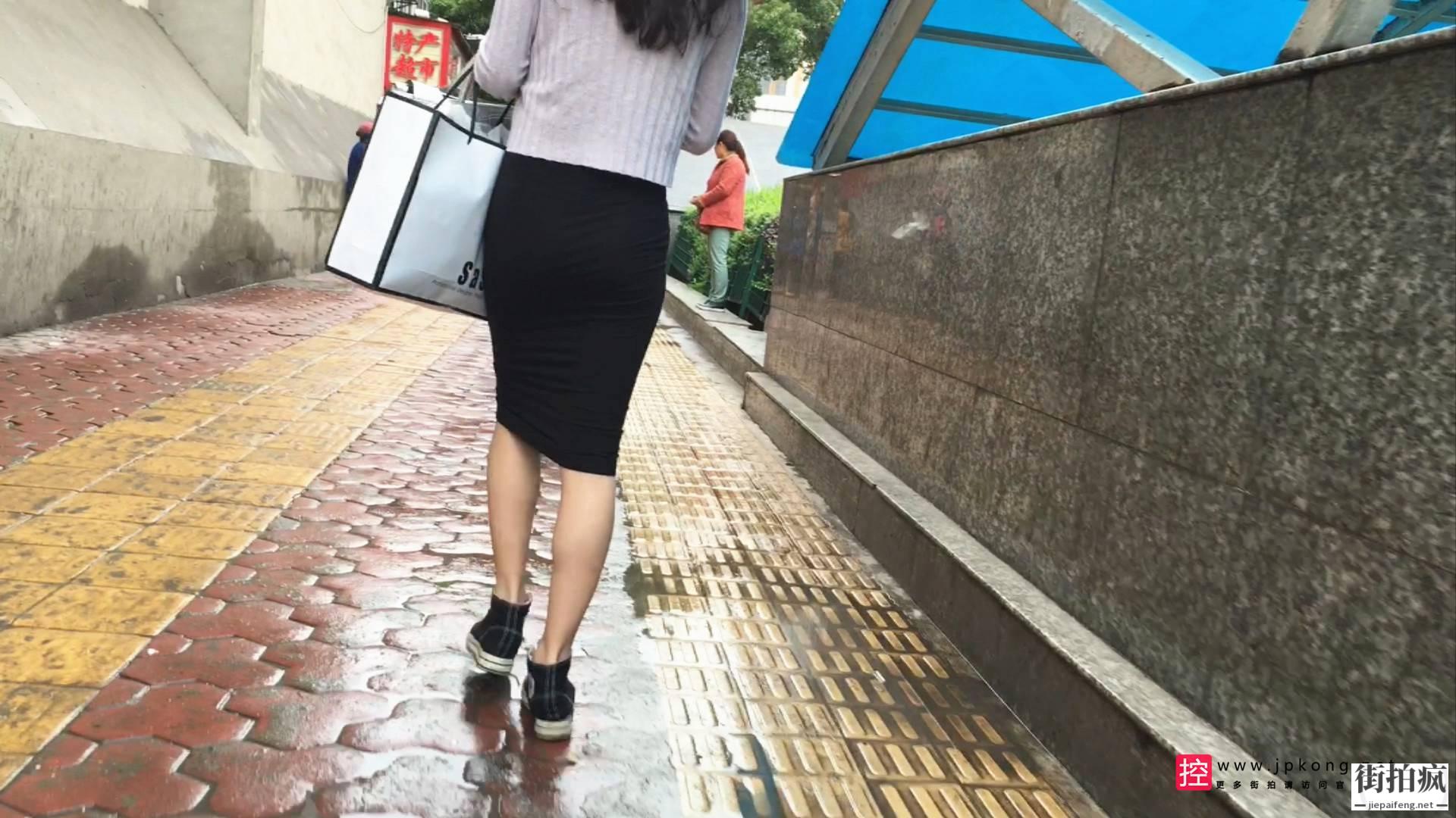 [长裙] 公交站台等车的黑色紧身长裙漂亮美女[397M/MOV] 