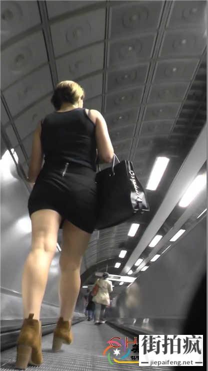 地铁跟拍黑色连衣包臀短裙金发少妇高跟白腿[MP4/164M]