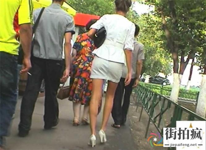 街拍两个包臀短裙俄罗斯少妇性感长腿[MP4/452M]