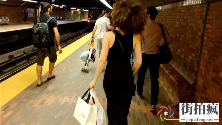 地铁跟拍贴身黑色连衣长裙少妇性感翘臀[MP4/201M]