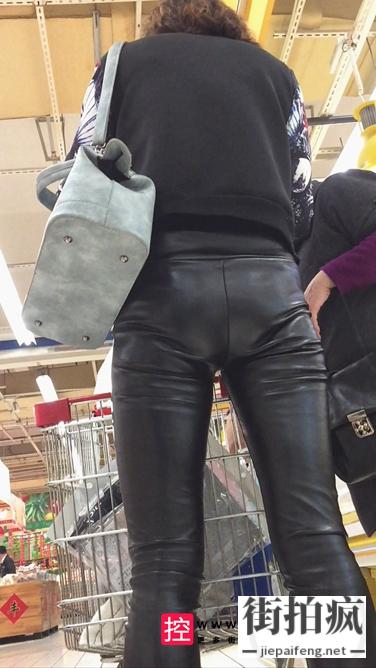[皮裤] 超市购物的宽松皮裤熟女[186M/MOV] 