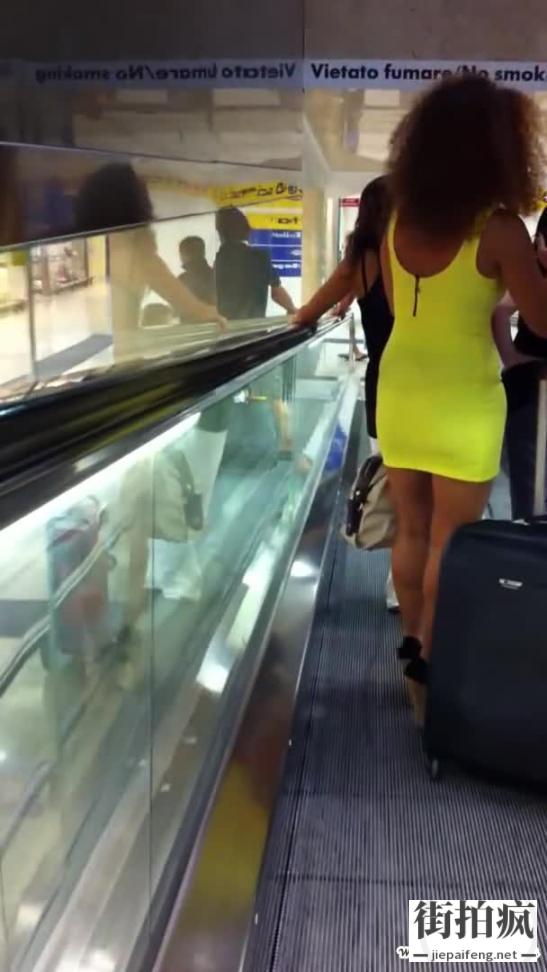 在火车站一个漂亮的黄色连衣包臀裙少妇[MP4/22M]