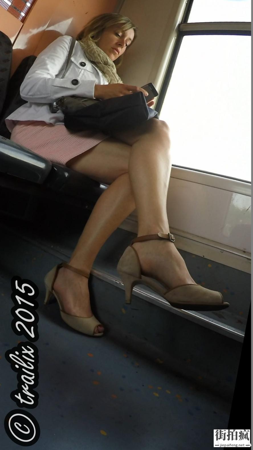火车上漂亮短裙女士性感的靓腿[MP4/259M]