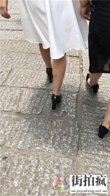 逛街的白色短裙高跟黑丝少妇[MOV/134M]