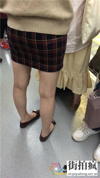 格子包臀短裙美少妇性感裸腿[MOV/256M]
