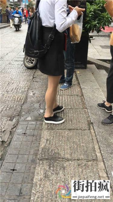 街拍黑色短裙长发美女肉丝细腿[MOV/1.43G]