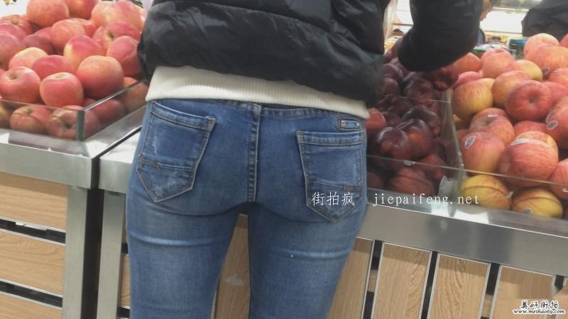 超市买水果的紧牛学生美眉[MOV/621M]2