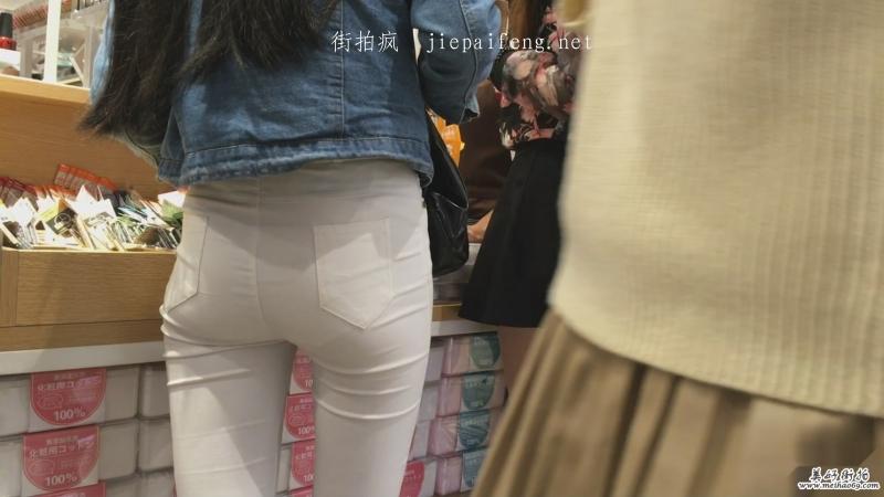 [原创大师经典系列] 长发飘飘学生妹的极品紧身白裤[MOV/1.13G]2
