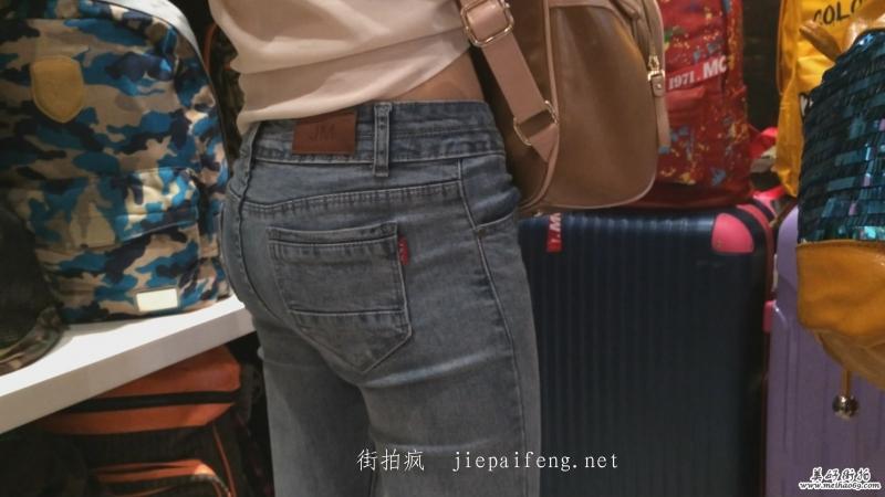 [原创大师经典系列] 买包的极品牛仔裤翘臀美女[MOV/1.11G]4