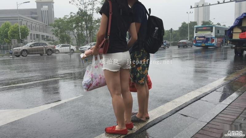 少妇雨中等车白色紧身热裤显[MOV/352M] 2