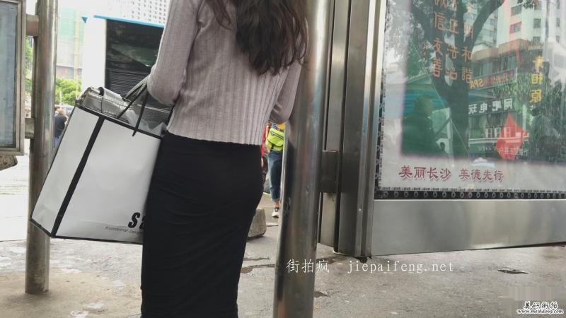 公交站台等车的黑色紧身长裙漂亮美女[MOV/397M]