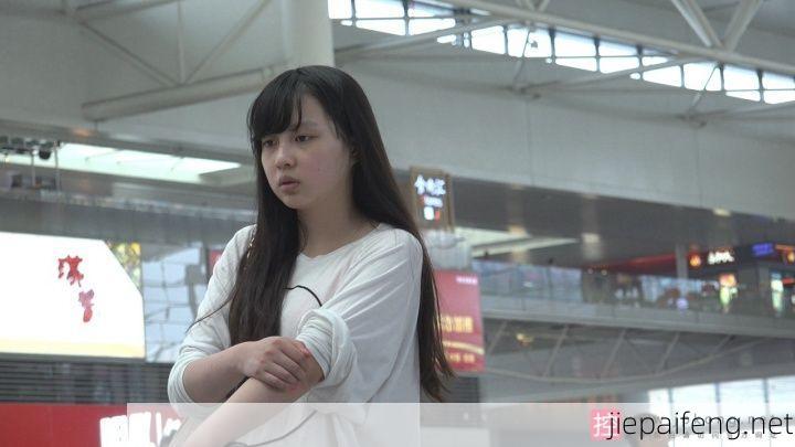 [站长推荐] 候车室高挑身材美眉面带倦意[2.49G/MP4]