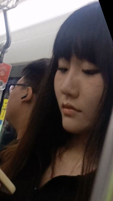 【独家原创】轻碰高颜值裸脚美女的超短裤美臀与细长直美腿