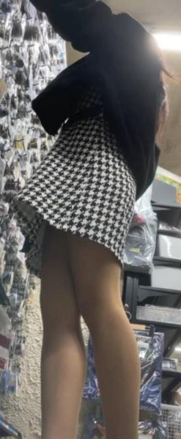 Trying To Upskirt This Sexy Legs Teen