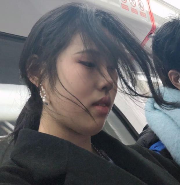 【独家原创】美女的毛边美腿+大衣美女的灰黑绑腿袜肉丝美腿