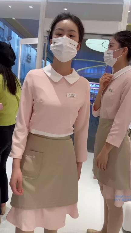 trump575【 KFC-429 】好利来实习生和同事。里面是开D丝袜.mp4_20250131_215544.273_Jc.jpg