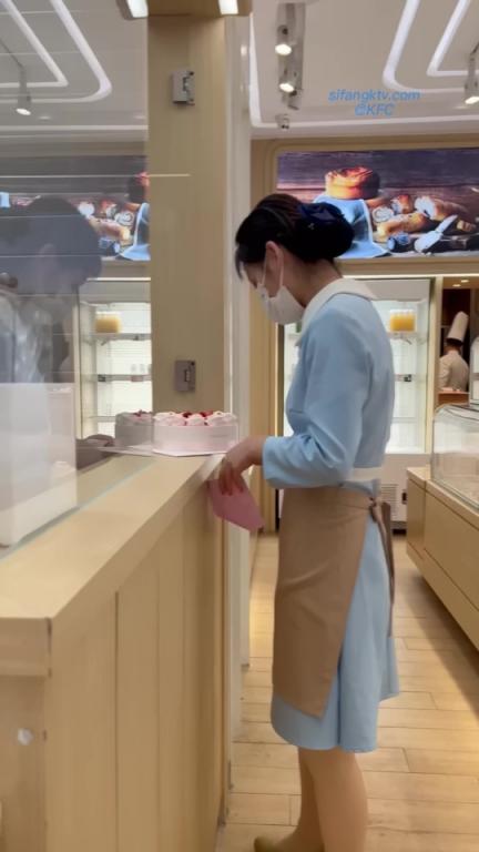 045【 KFC-94 】45★好利来面包厅店员。年轻气质肉丝黄色蕾丝内。.mp4_20250131_215537.491_Jc.jpg