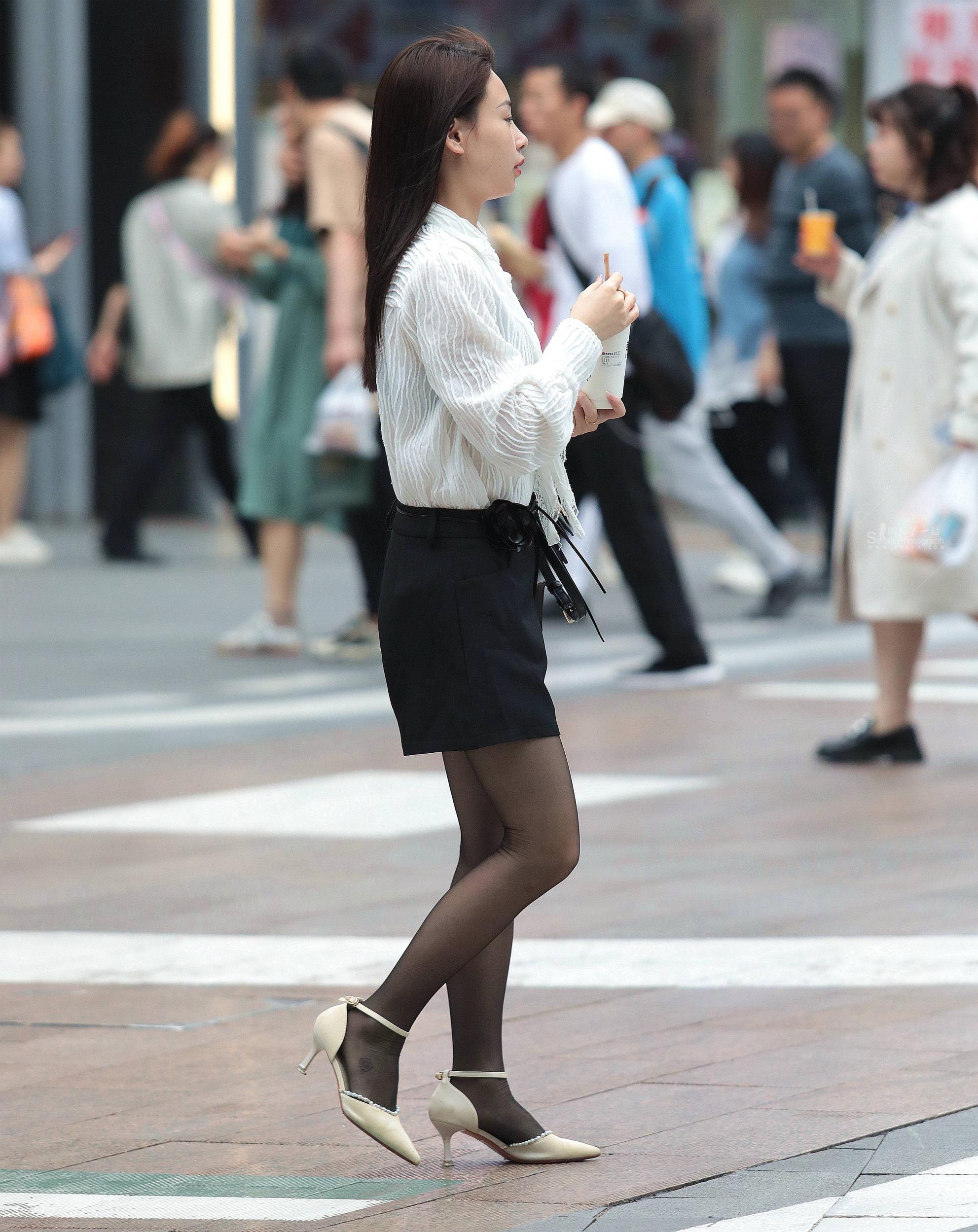 诱惑街拍黑丝高跟shaofu