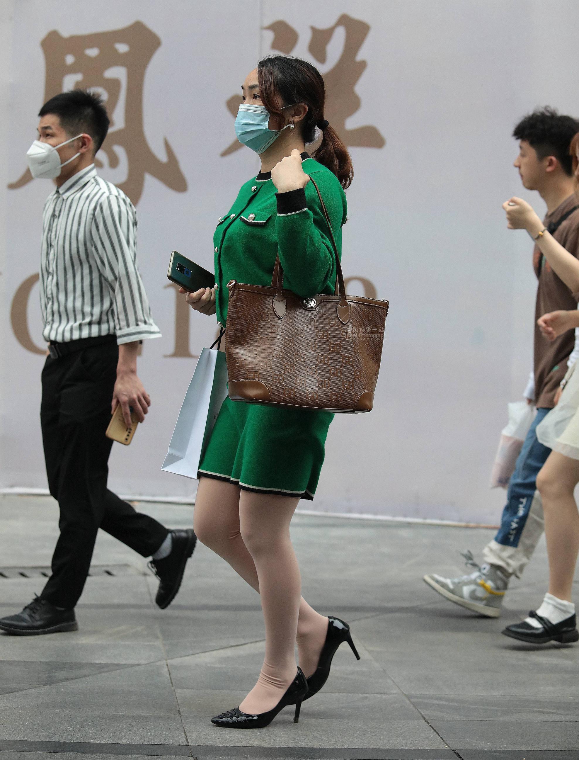  肉丝街拍高跟shufu