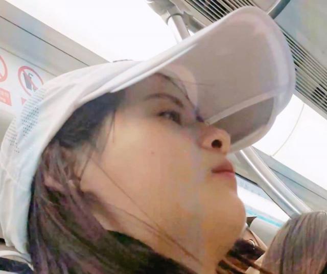【独家原创】鸭舌帽女子的长衣短裤美腿