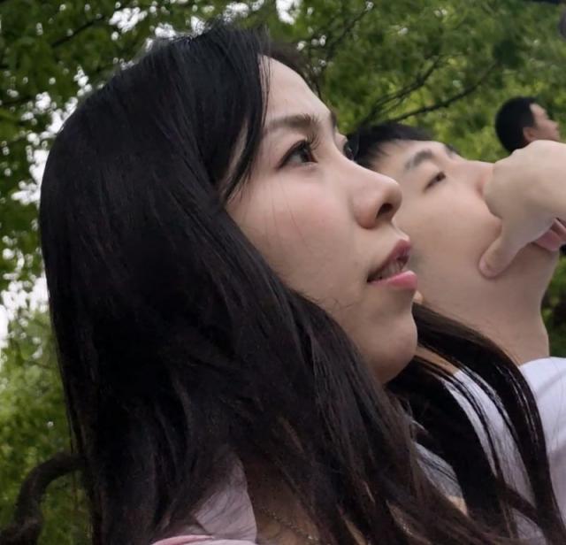 【独家原创】露白臀的超超短牛仔裤白腿大方美女