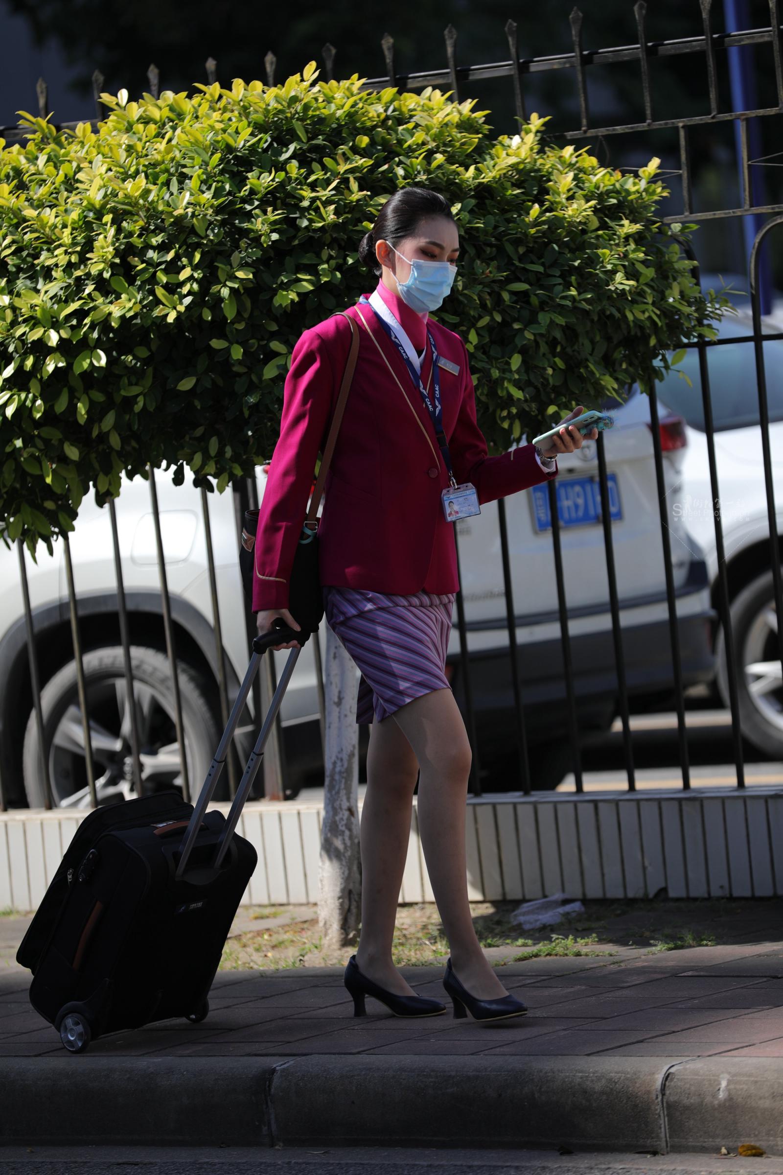  【街拍心灵】肉丝制服街拍空姐上班去了