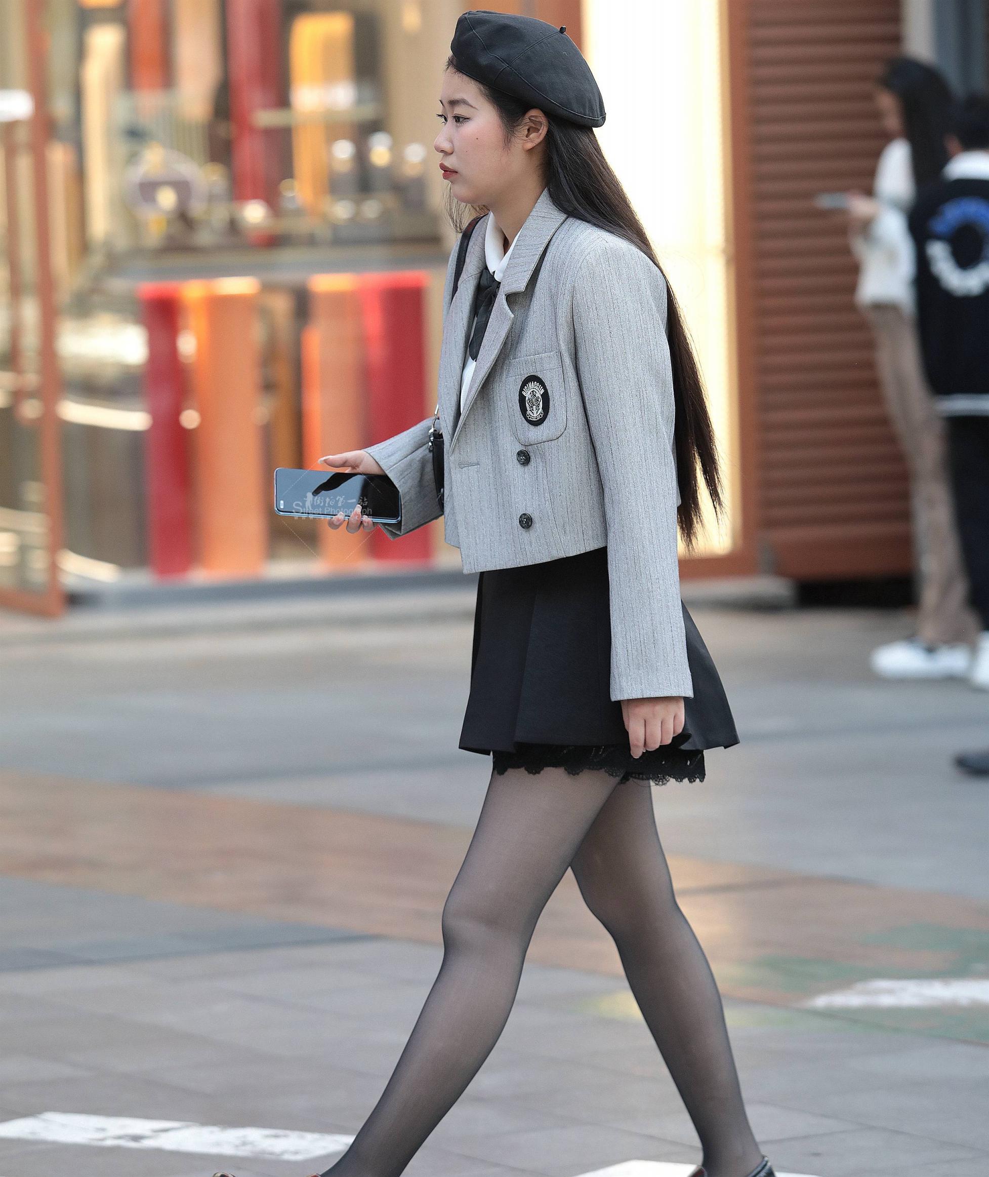 街拍黑丝短裙妹子