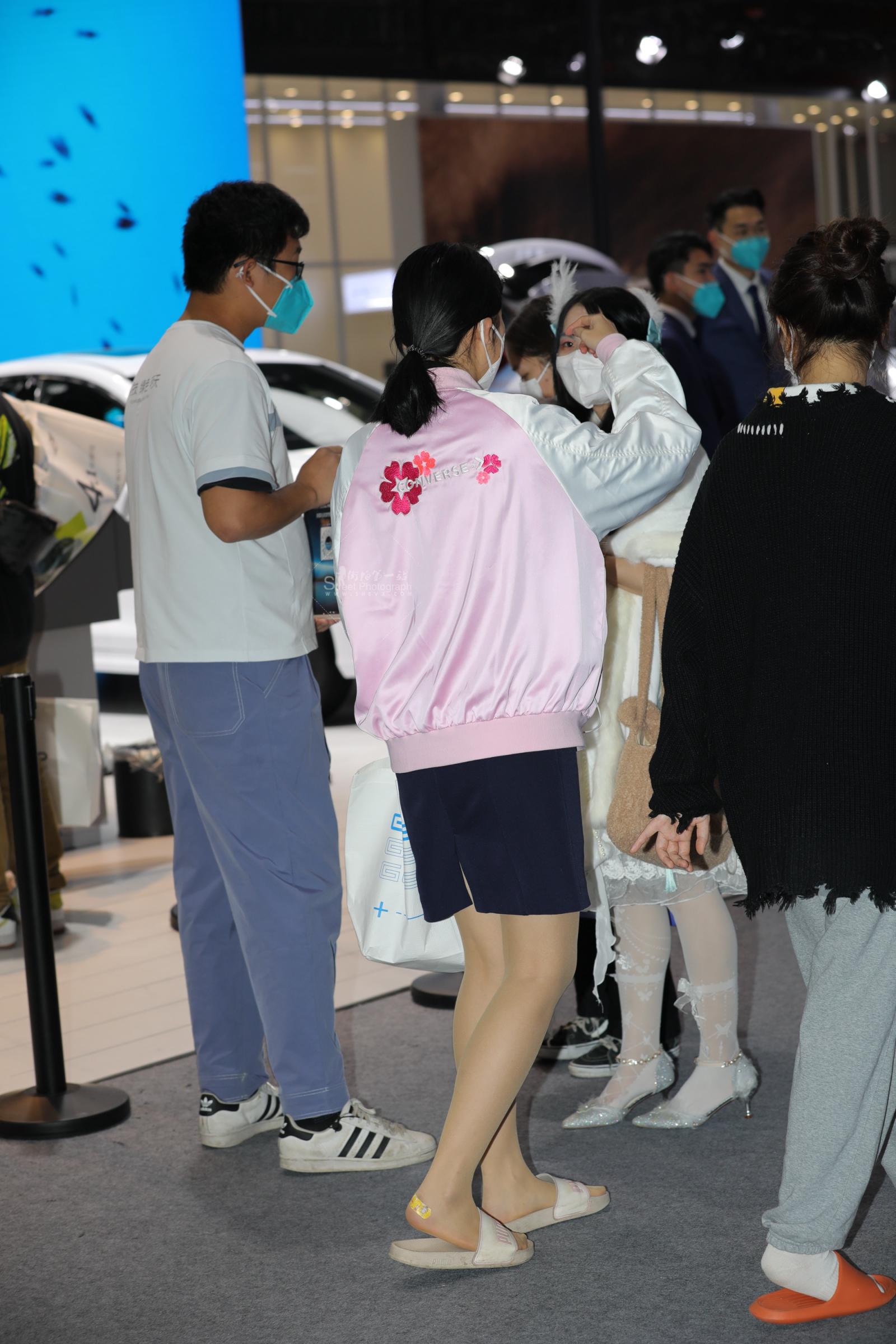  【街拍心灵】车展礼仪下班街拍高跟换穿鞋拖肉丝哇塞