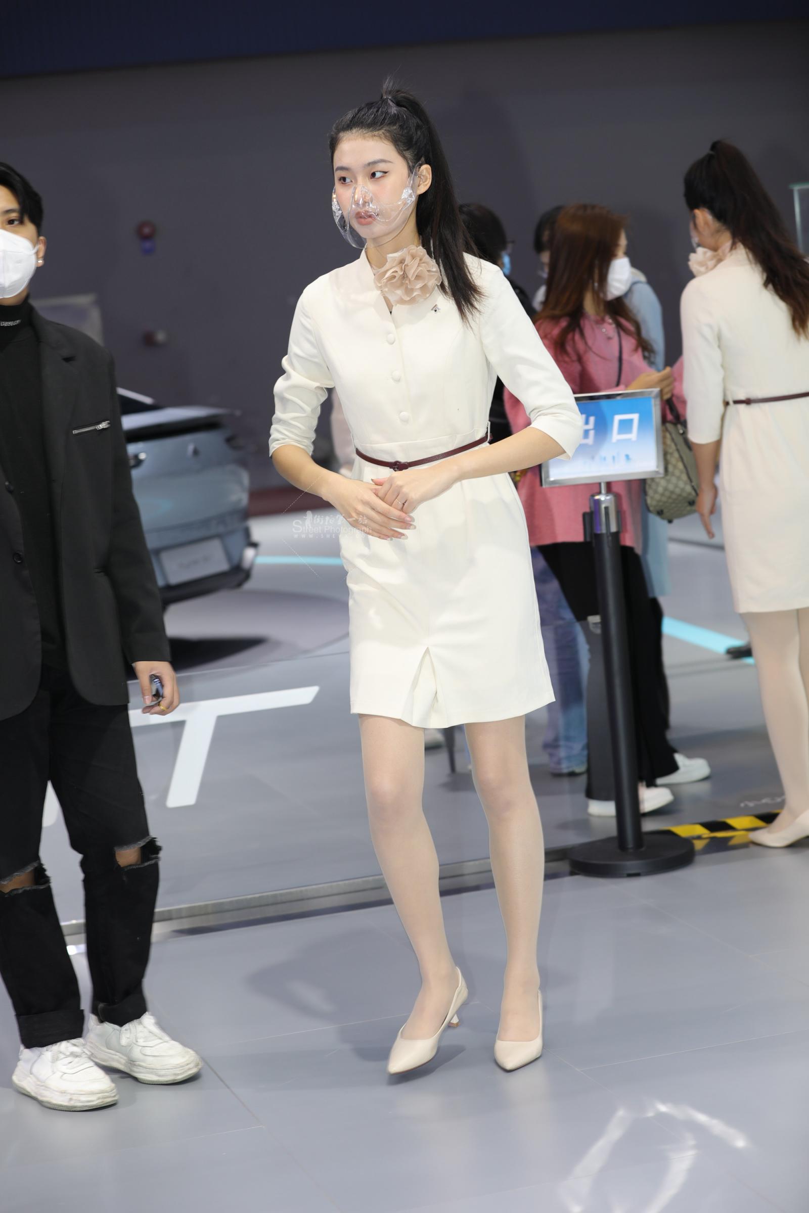 【街拍心灵】制服肉丝街拍高跟美腿小姐姐