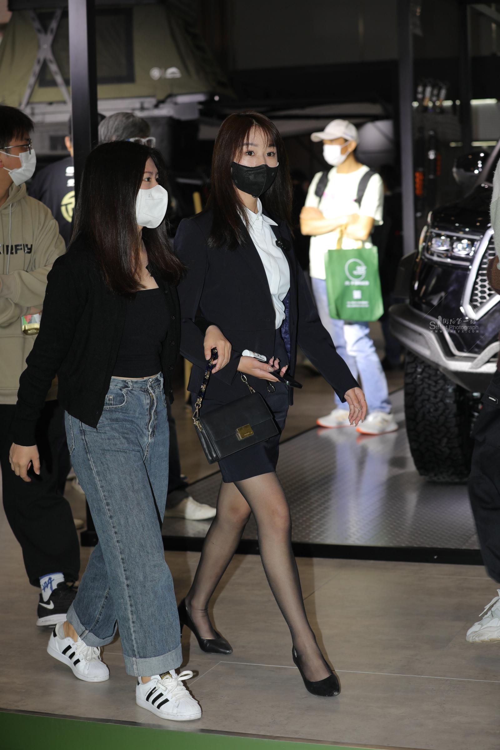  【街拍心灵】汽车销 售顾问小姐姐黑丝制服街拍高跟哇塞